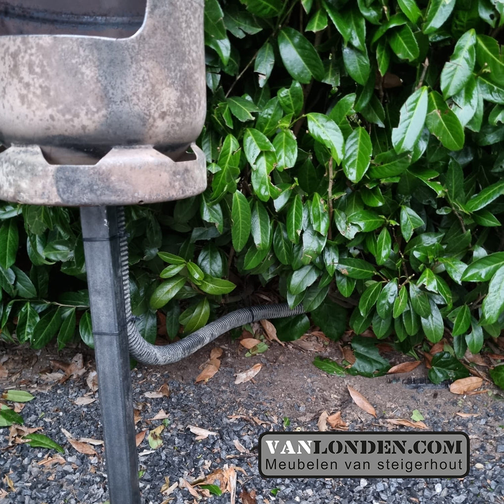 Outdoor urinoir gemaakt van een oude gasfles