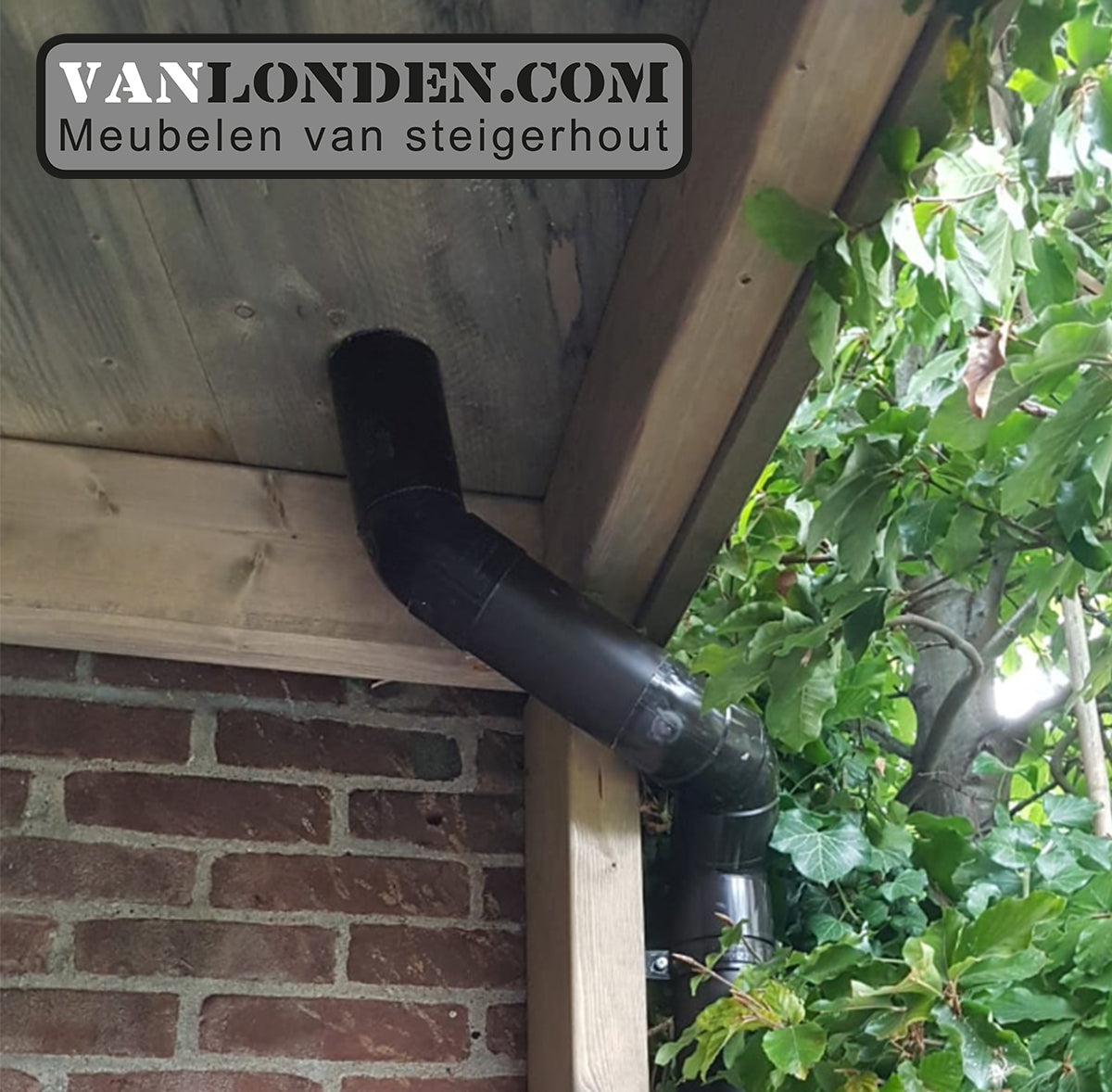 Steigerhouten overkapping tussen 2 muren