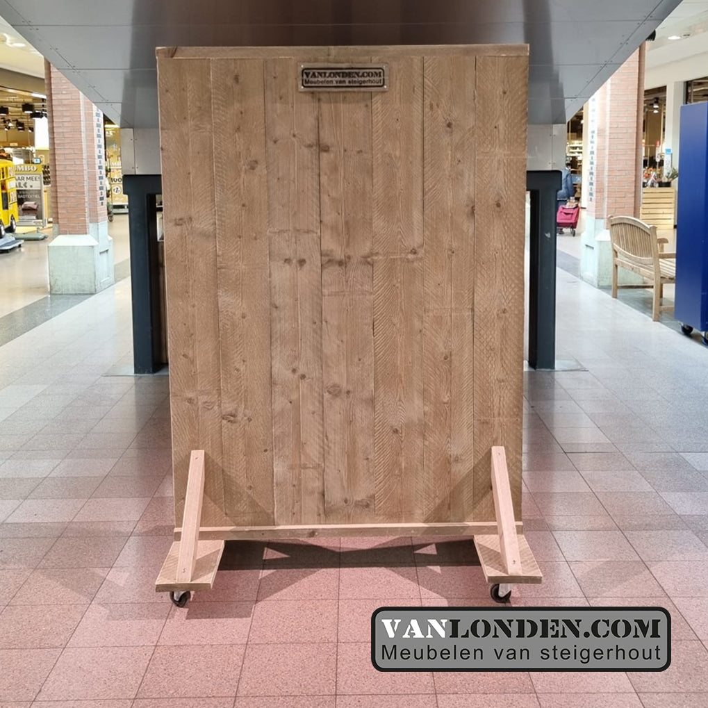 Steigerhouten publicatiewand op wielen