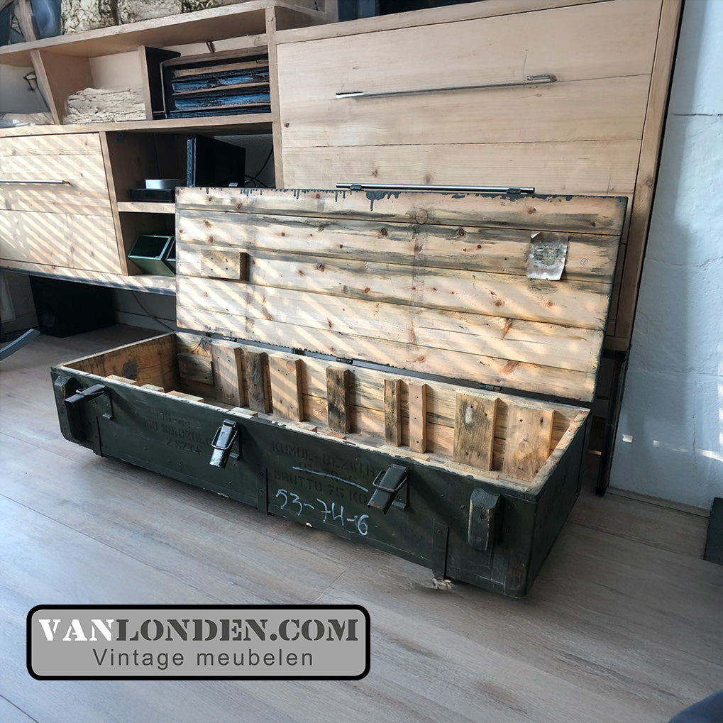 Vintage legerkist op wielen Marre