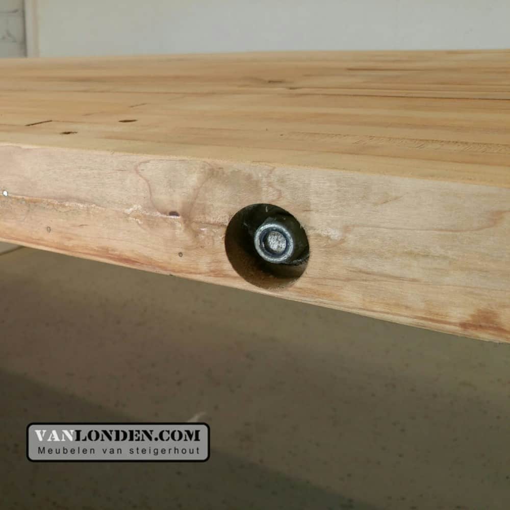 Tafel Eefje van oude bowlingbaan met stalen poten