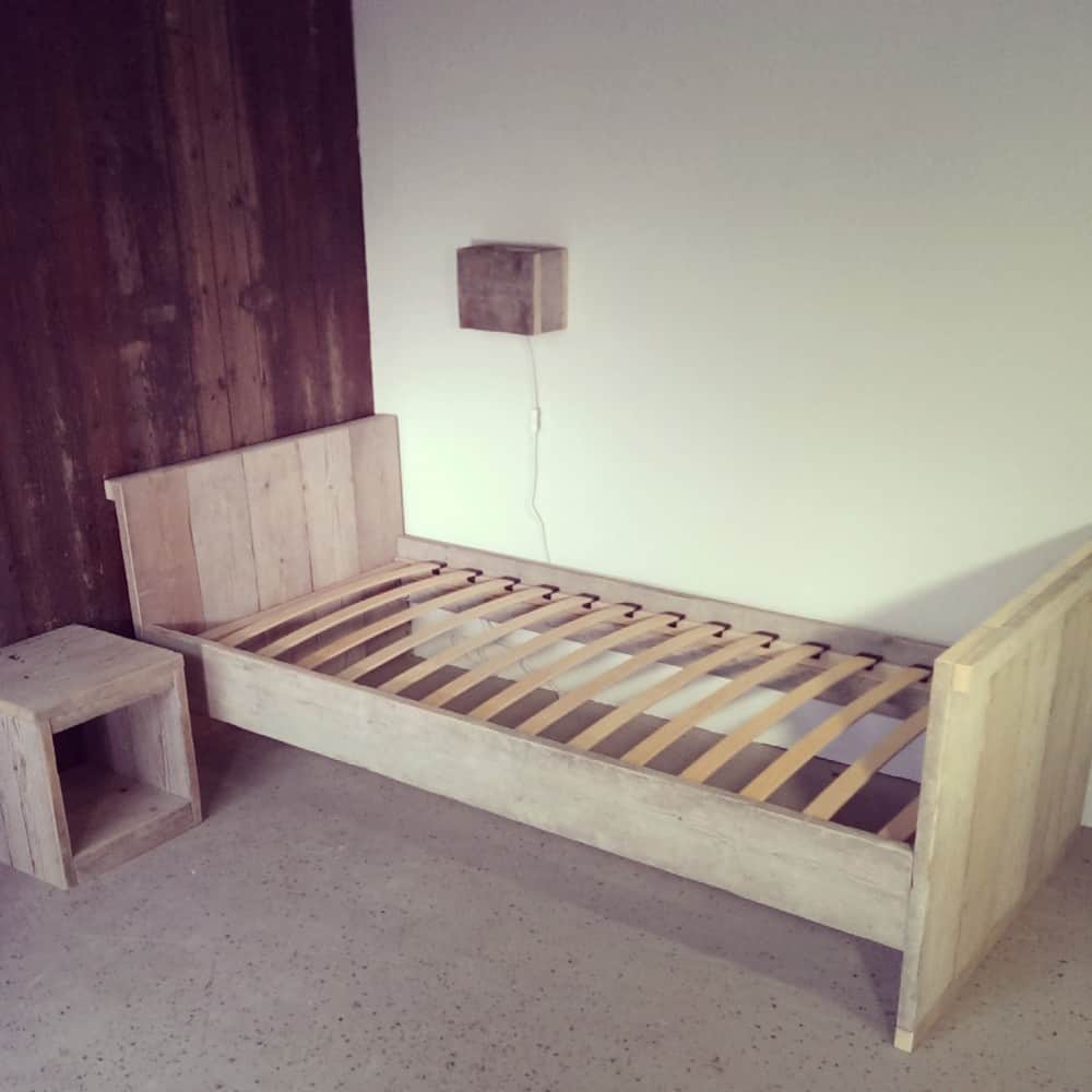 Steigerhouten nachtkastje en krukje Elias