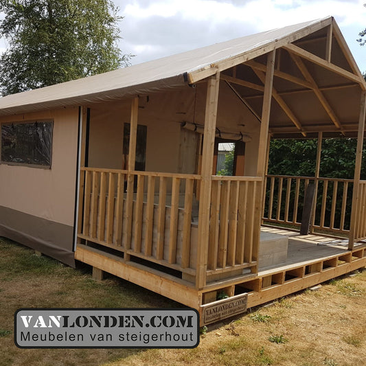 Safari tent met steigerhouten inrichting