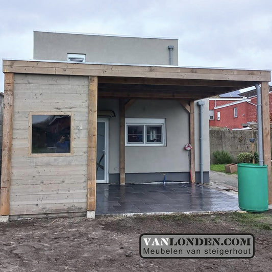 Steigerhouten overkapping met schuurtje San