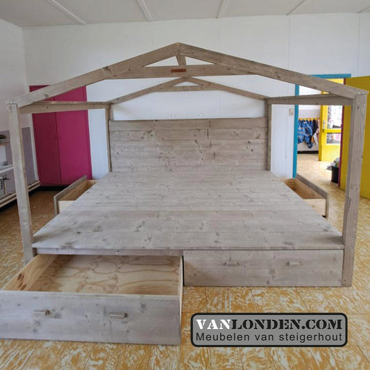 Steigerhouten podium Boaz met opbergruimte