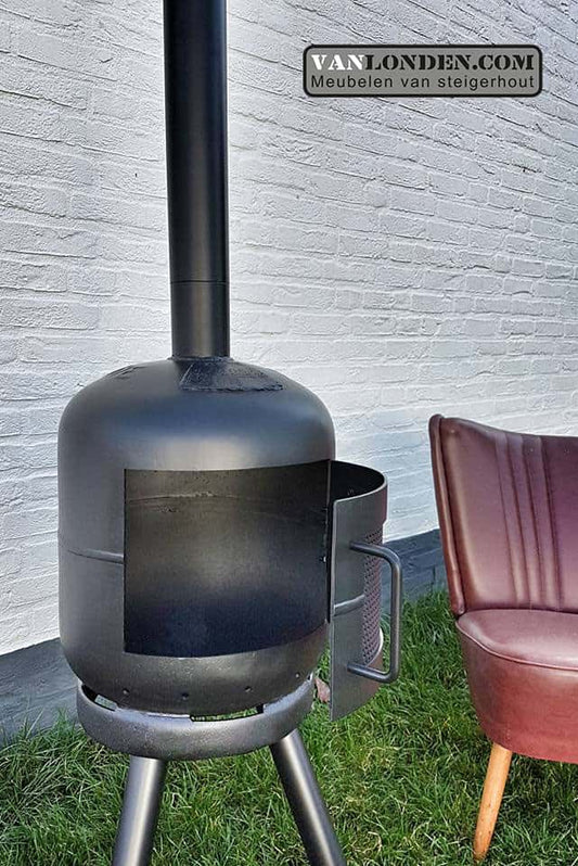 Outdoor houtkachel van dikbuik gasflessen