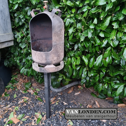 Outdoor urinoir gemaakt van een oude gasfles