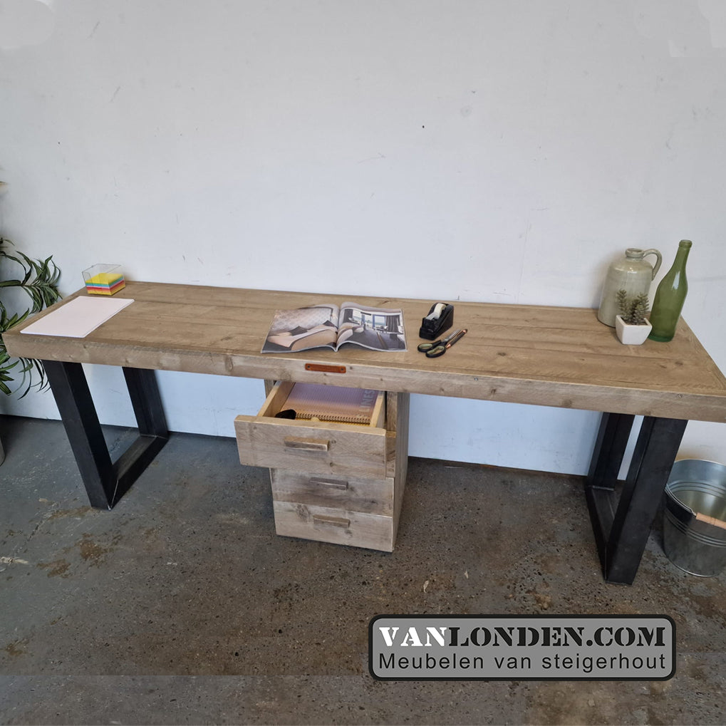 Steigerhouten bureau Sil met stalen poten