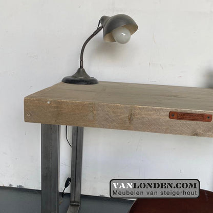 Steigerhouten bureau Silvya met stalen poten