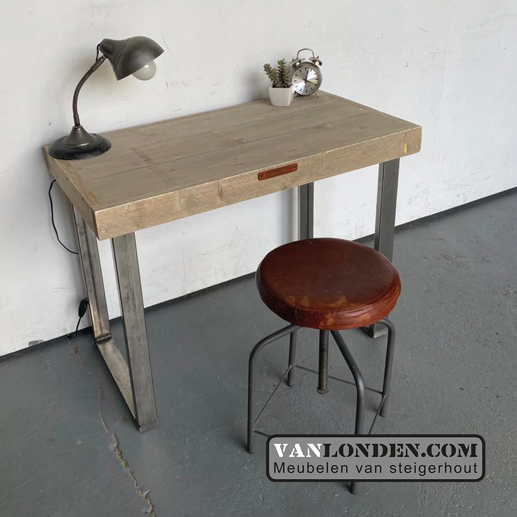 Steigerhouten bureau Silvya met stalen poten