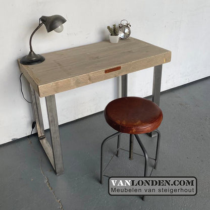 Steigerhouten bureau Silvya met stalen poten