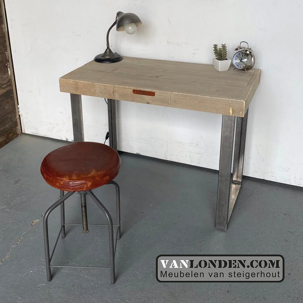 Steigerhouten bureau Silvya met stalen poten