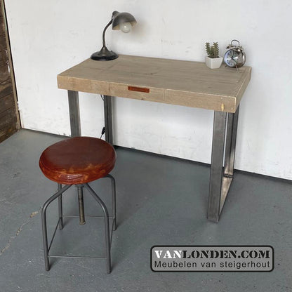 Steigerhouten bureau Silvya met stalen poten