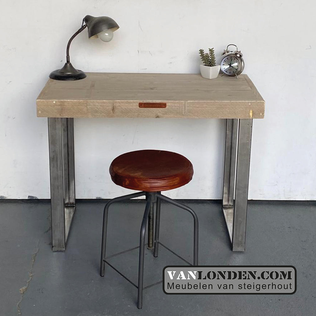 Steigerhouten bureau Silvya met stalen poten