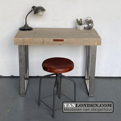 Steigerhouten bureau Silvya met stalen poten