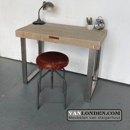 Steigerhouten bureau Silvya met stalen poten