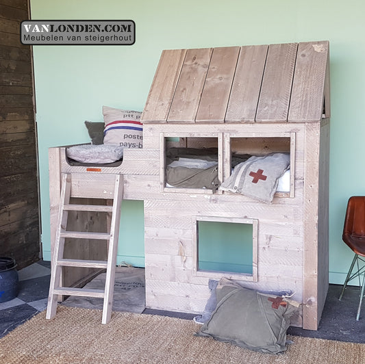 Steigerhouten halfhoogslaper met huisje Joanneke