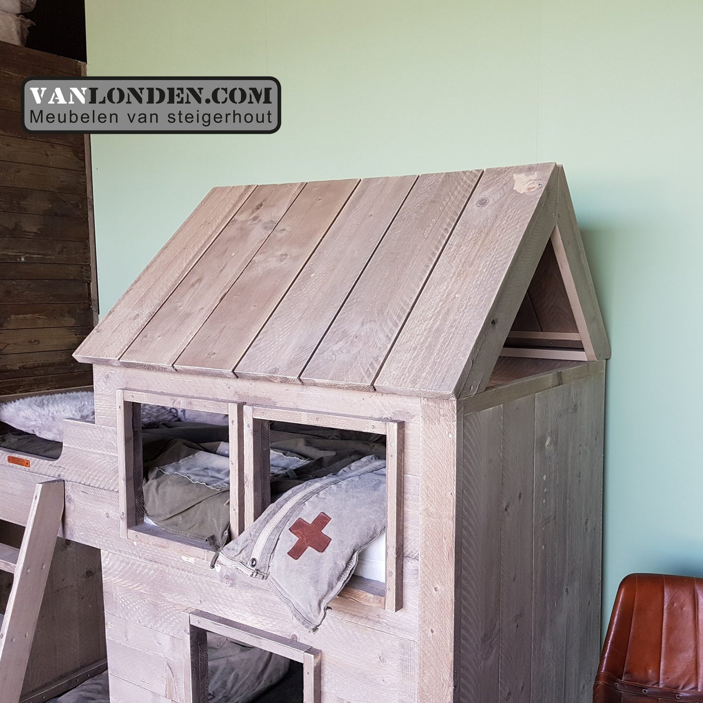 Steigerhouten halfhoogslaper met huisje Joanneke