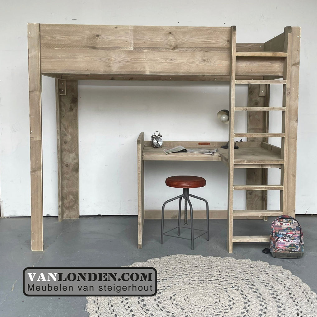 Steigerhouten hoogslaper met bureau Mies