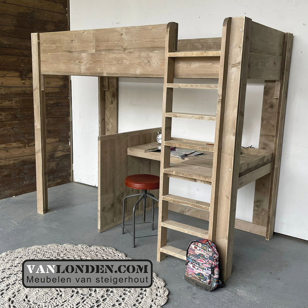 Steigerhouten hoogslaper met bureau Mies