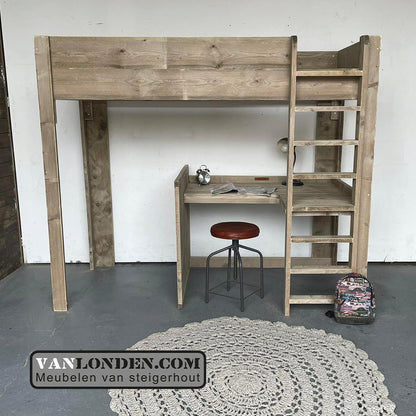 Steigerhouten hoogslaper met bureau Mies