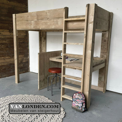 Steigerhouten hoogslaper met bureau Mies