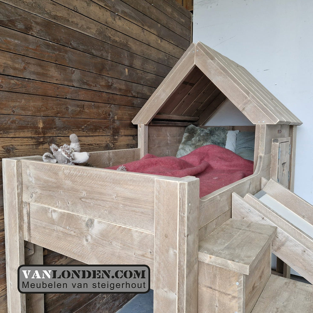 Steigerhouten huisjesbed met glijbaan Dennie