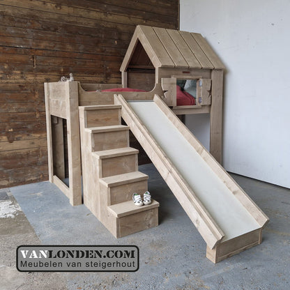 Steigerhouten huisjesbed met glijbaan Dennie