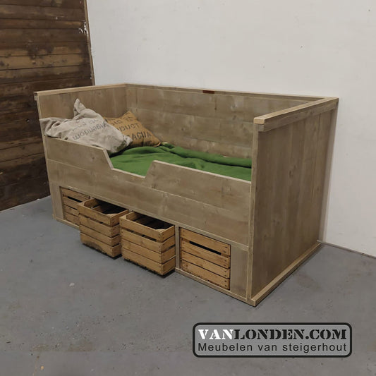 Steigerhouten kajuitbed Verie met fruitkisten