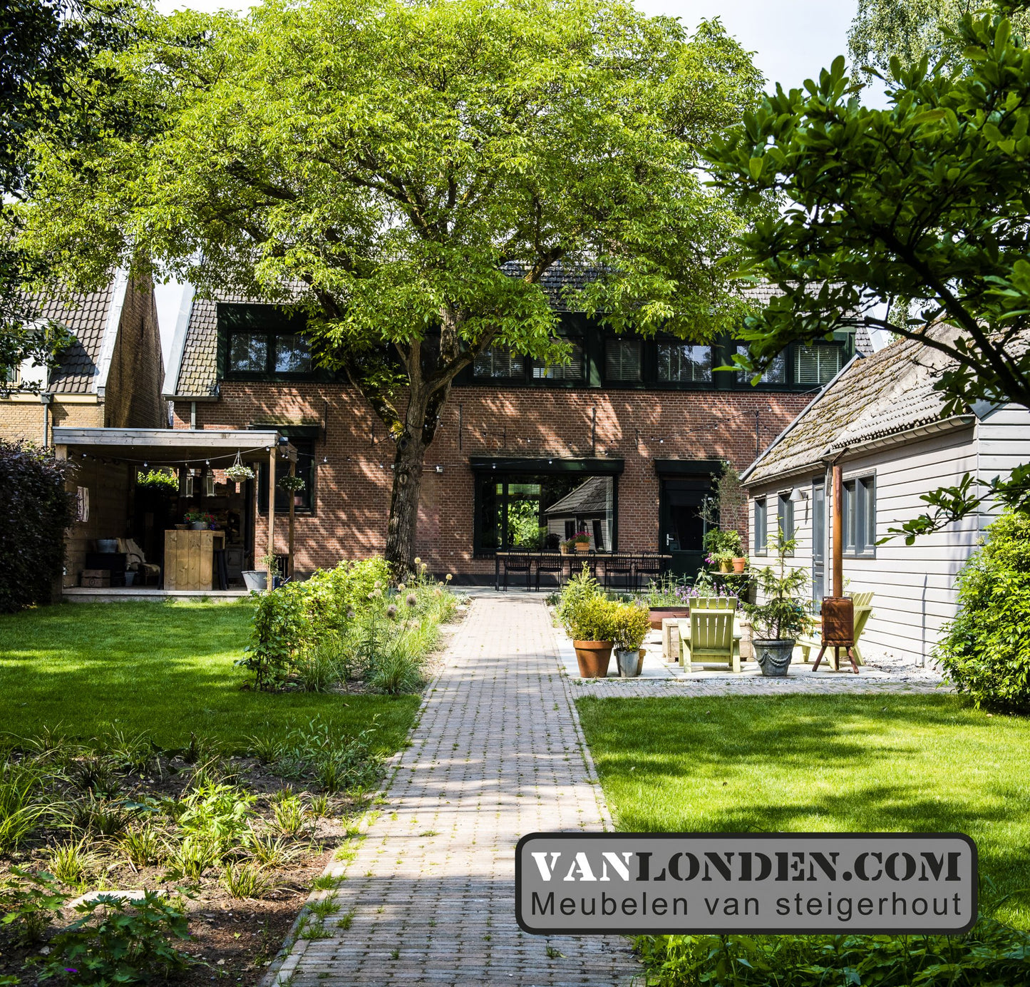 Steigerhouten overkapping en eettafel