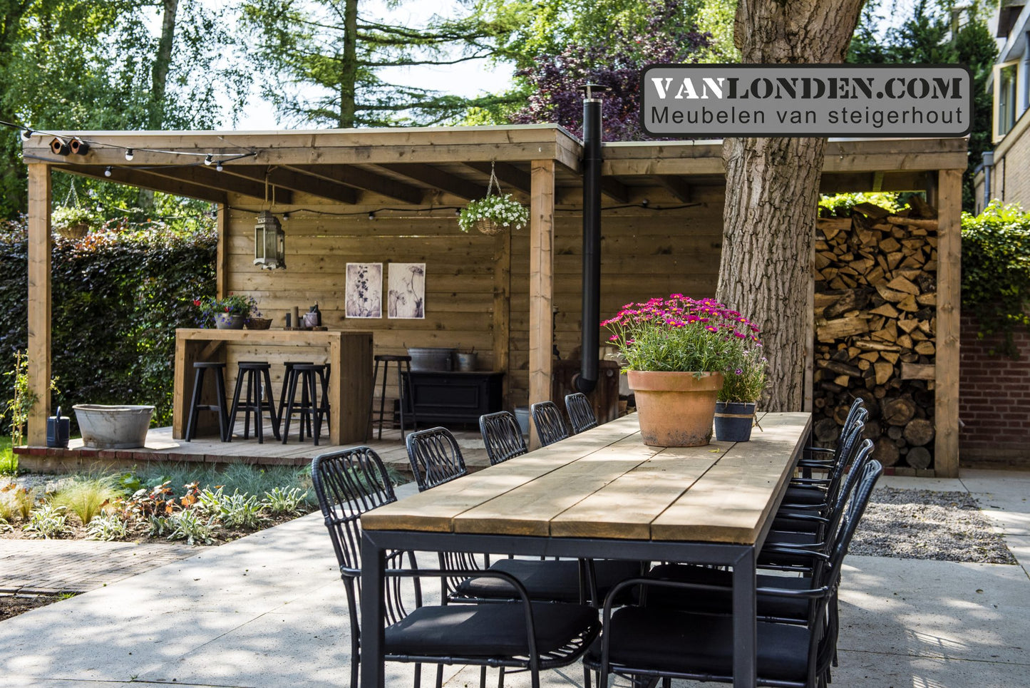 Steigerhouten overkapping en eettafel