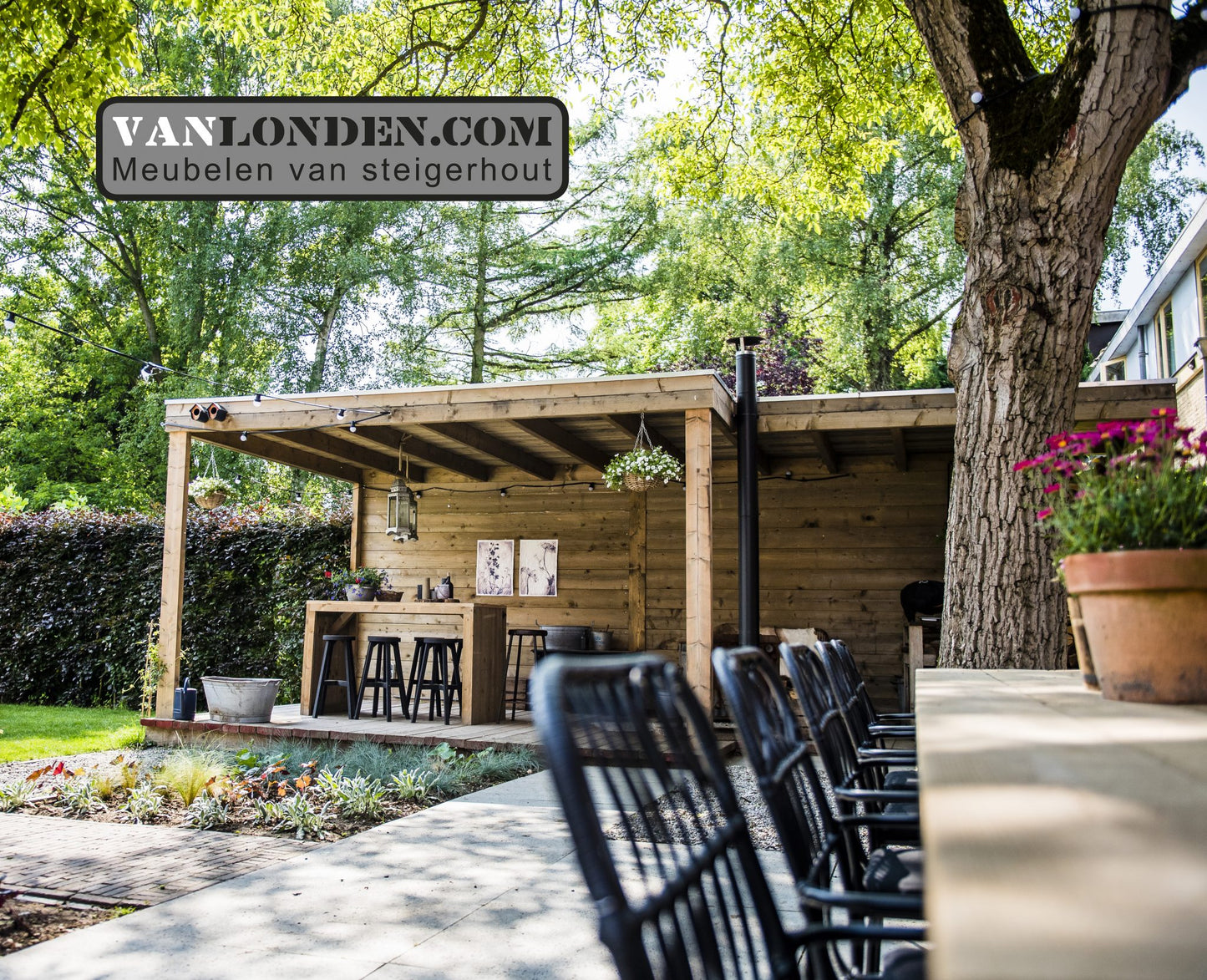 Steigerhouten overkapping en eettafel