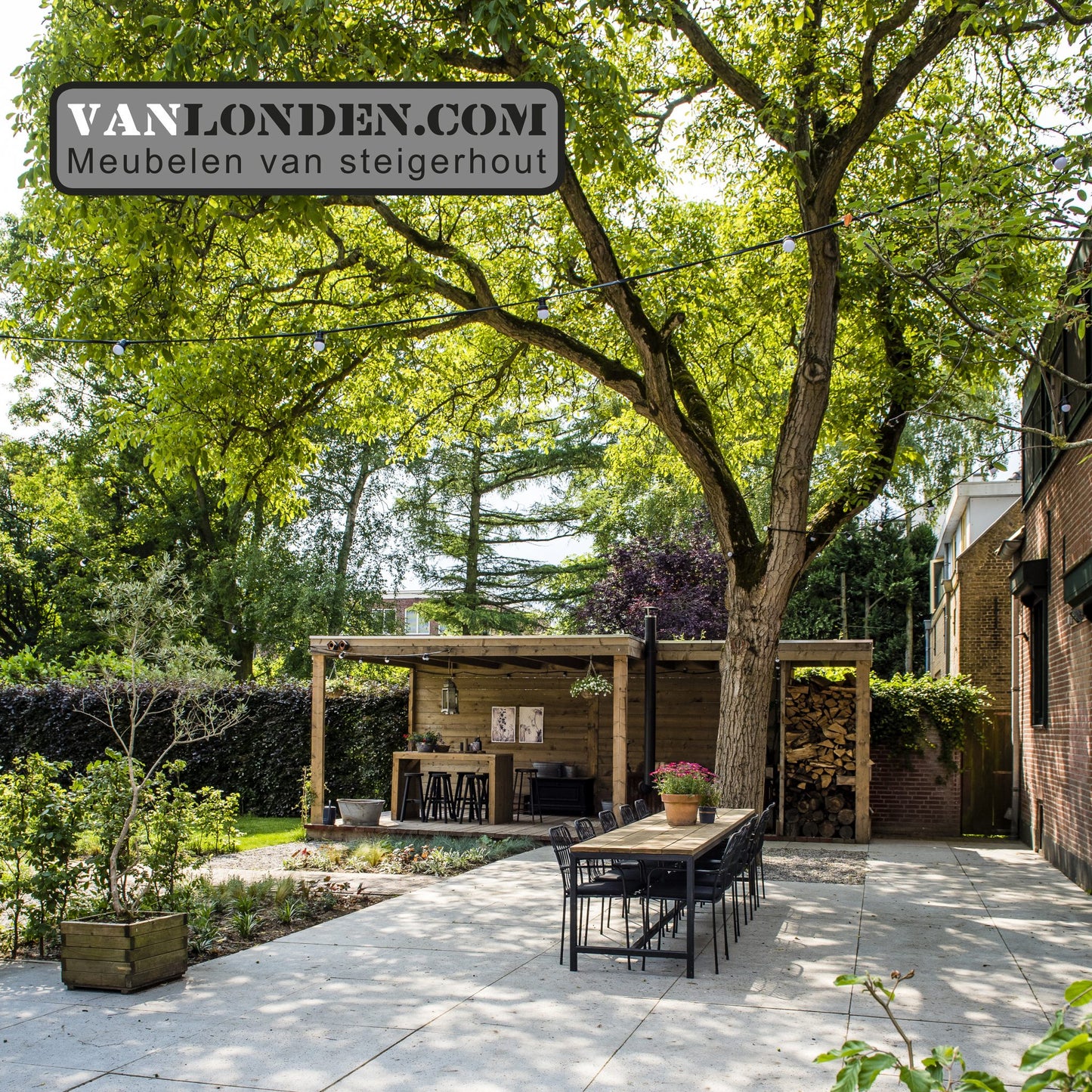 Steigerhouten overkapping en eettafel