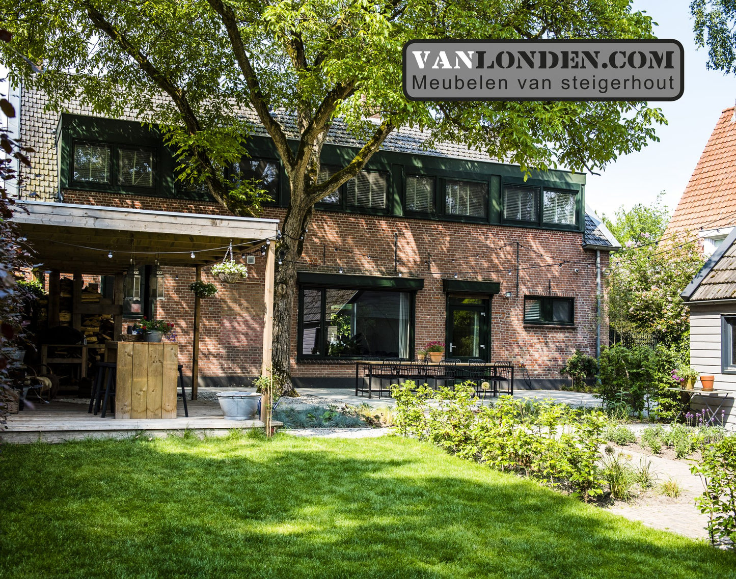 Steigerhouten overkapping en eettafel