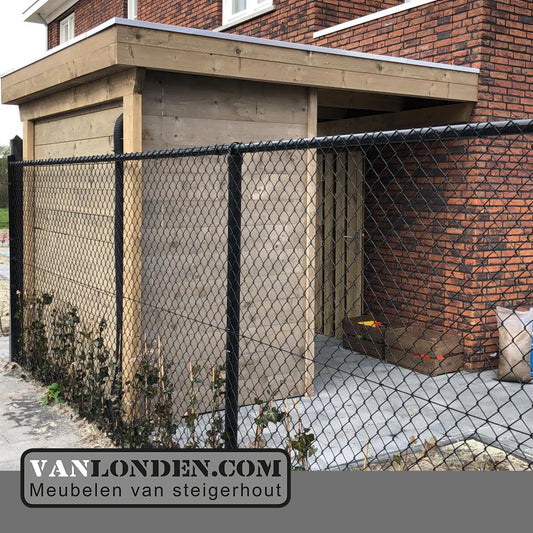 Steigerhouten overkapping met schuur