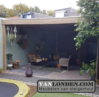 Steigerhouten overkapping tussen 2 muren