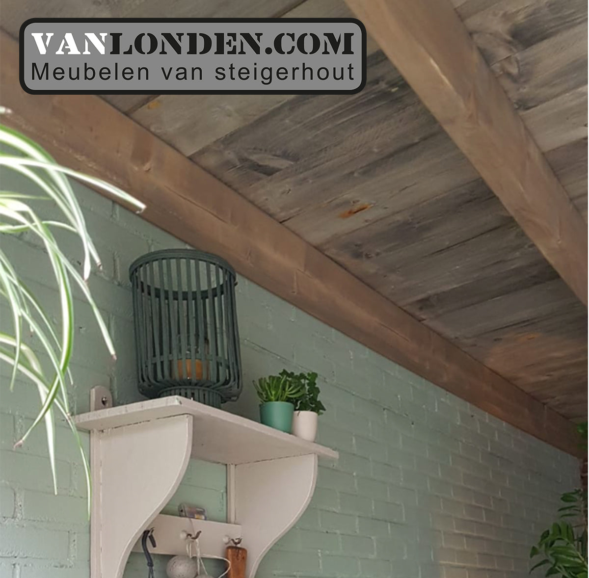 Steigerhouten overkapping tussen 2 muren