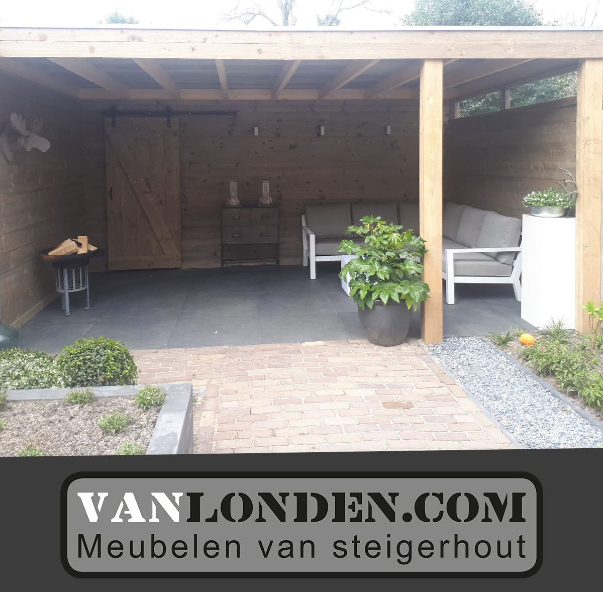Steigerhouten overkapping met barndeur