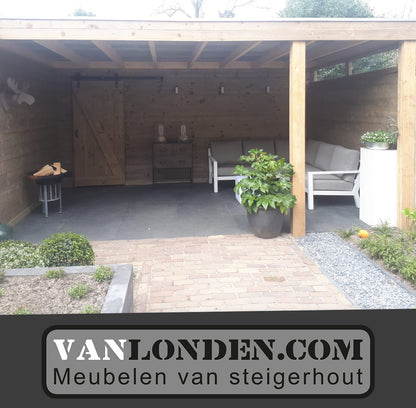 Steigerhouten overkapping met barndeur
