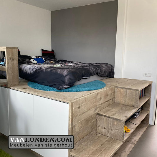 Steigerhouten podiumbed met bureau Stef
