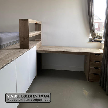 Steigerhouten podiumbed met bureau Stef