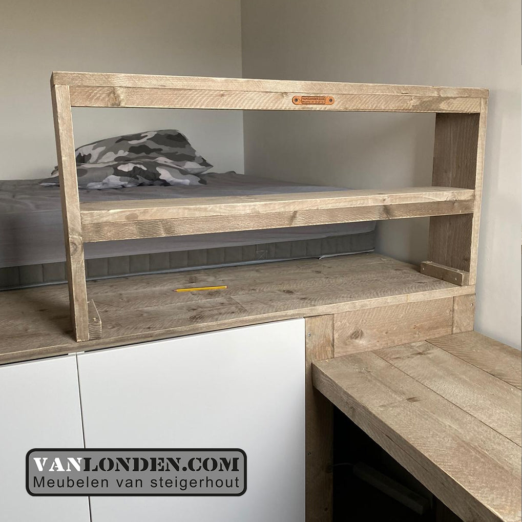 Steigerhouten podiumbed met bureau Stef