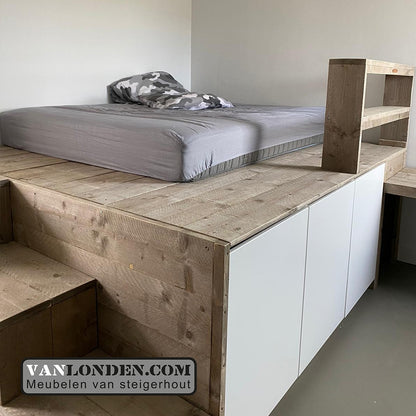 Steigerhouten podiumbed met bureau Stef
