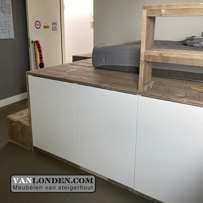 Steigerhouten podiumbed met bureau Stef