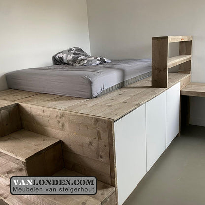 Steigerhouten podiumbed met bureau Stef
