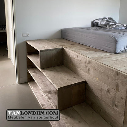 Steigerhouten podiumbed met bureau Stef