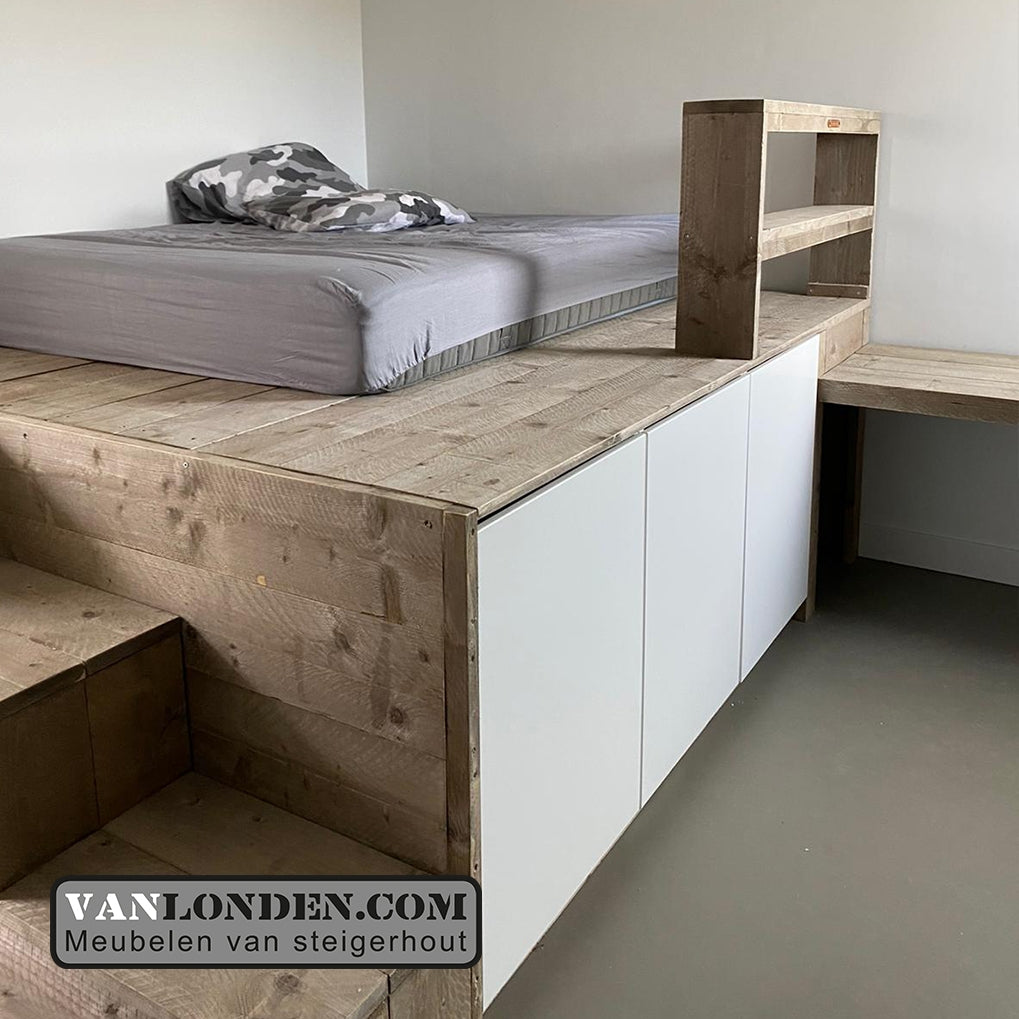 Steigerhouten podiumbed met bureau Stef