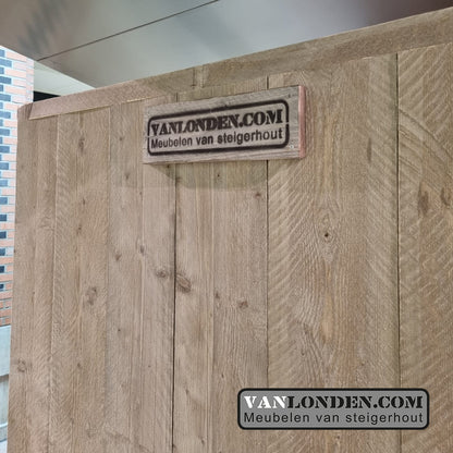 Steigerhouten publicatiewand op wielen