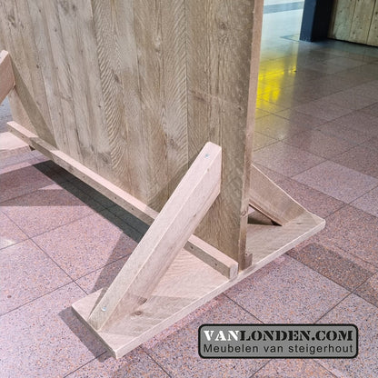 Steigerhouten publicatiewand op wielen