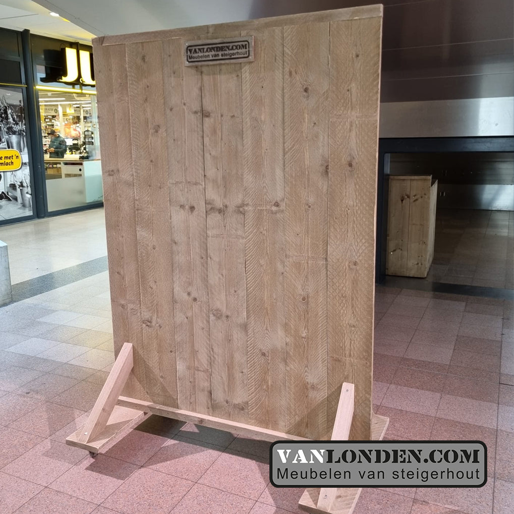 Steigerhouten publicatiewand op wielen